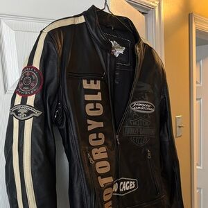 Harley-Davidson Black leather Bomber Jacket for men or a women who wear a Large